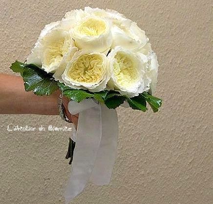 Bouquet rond de mariée roses anciennes blanches