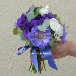 Bouquet de mariée bleu et blanc (lisianthus scabieuse et anémone