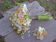 Bouquet de mariée vintage et boutonnière en orchidées, roses et genet