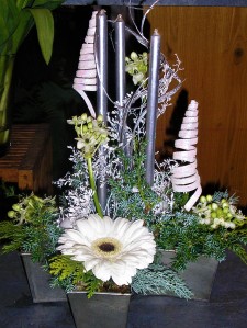 Centre de table carré  "Argent" en fleurs naturelles en blanc et argent
