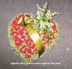 Coeur de roses et piqué de fleurs blanches (suivant saison) à partir de 200€
